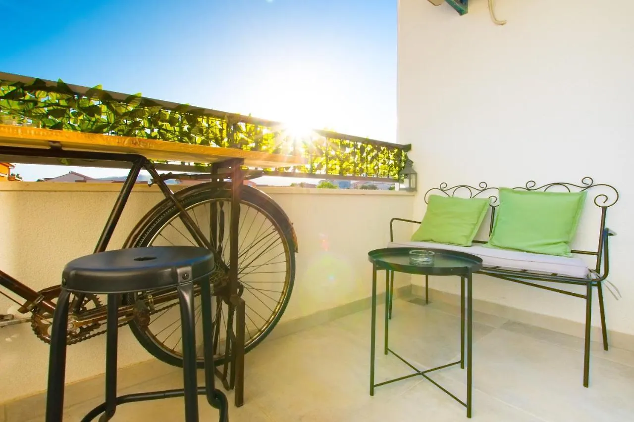 4 * Apartment Sunset Close To The Sea Kastela Croatia