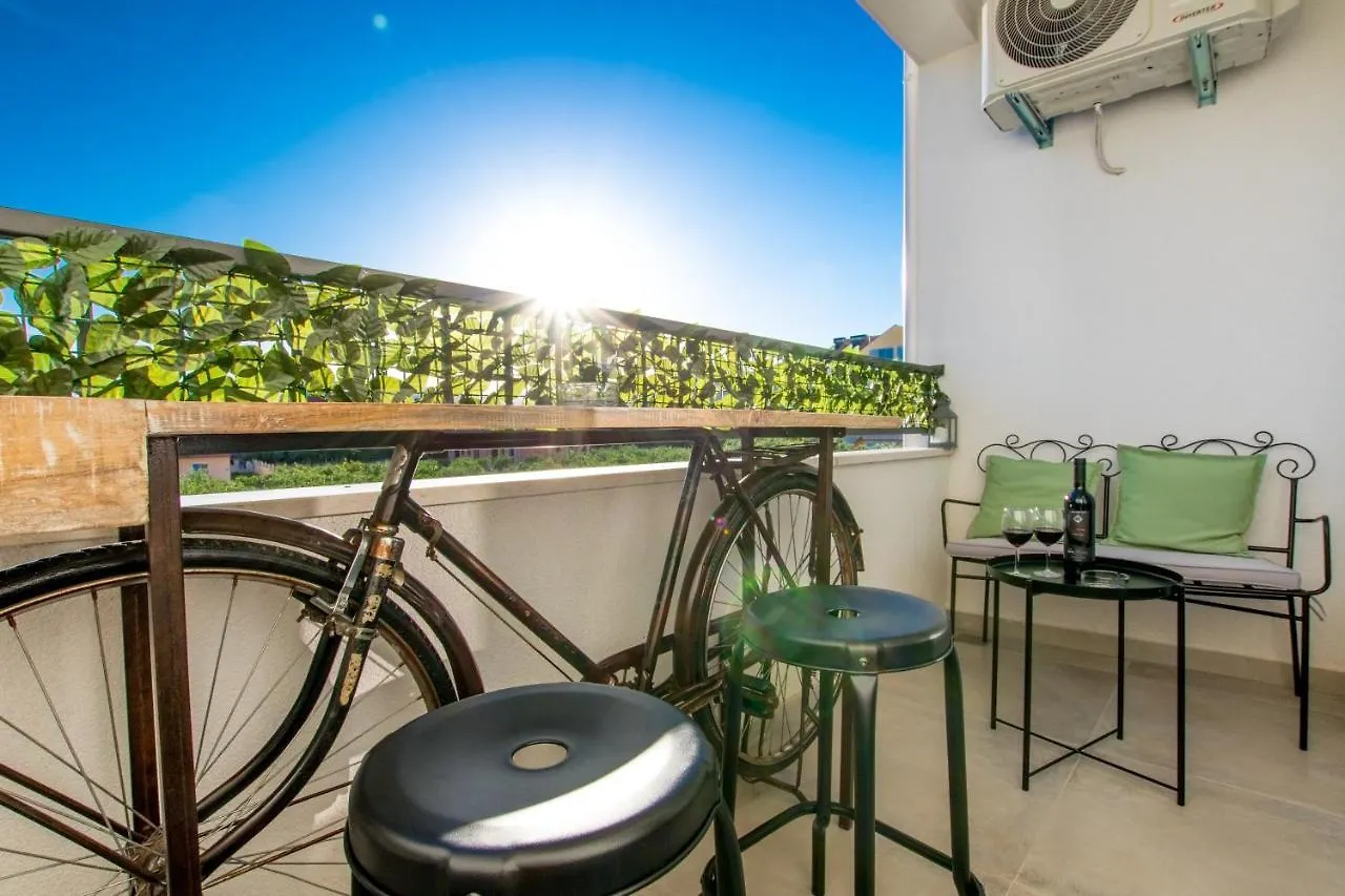 4 * Apartment Sunset Close To The Sea Kastela